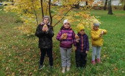 "Прогулка в осеннем парке. Ходит осень в нашем парке Дарит осень всем подарки: Бусы красные - рябине, Фартук розовый - осине, Зонтик жёлтый - тополям, Фрукты осень дарит нам."